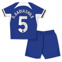 Billiga Chelsea Benoit Badiashile #5 Barnkläder Hemma fotbollskläder till baby 2023-24 Kortärmad (+ Korta byxor)